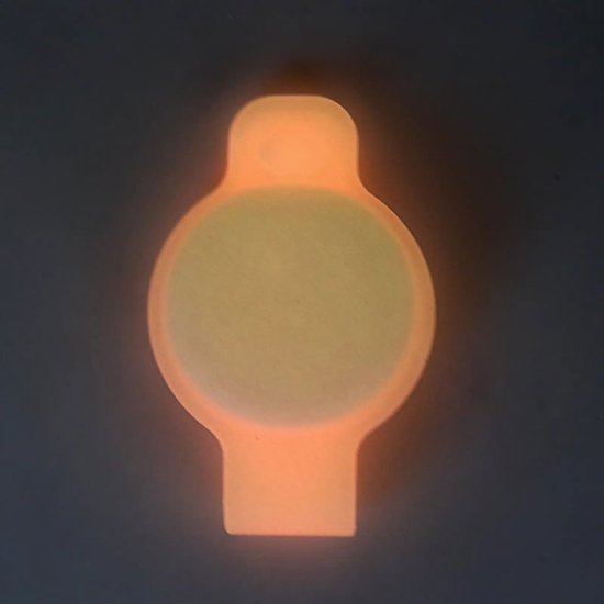 כיסוי מגן מסיליקון ל-Apple AirTag דגם Exonox מבית Camel Mountain - צבע פודרה זוהרת